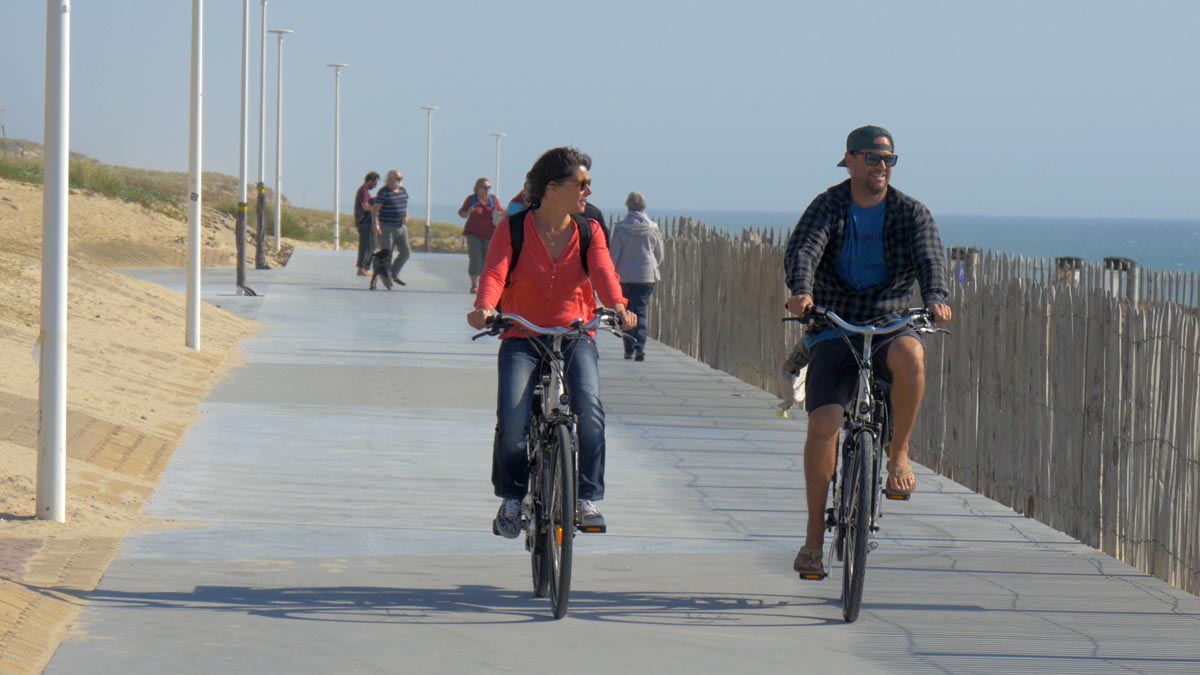 Lacanau Océan, vélos électriques de location en route pour le Porge via le Huga