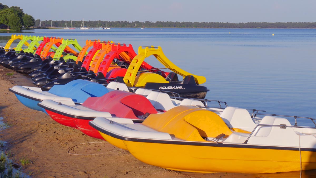 Famille en pédalo sur le lac